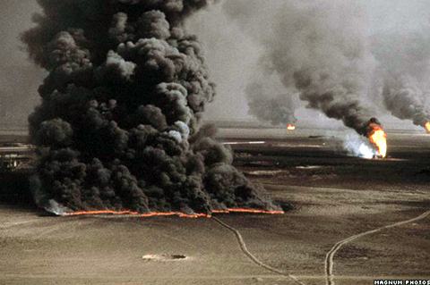 Resultado de imagem para fumaça no  iraque de petróleo queimado, crianças com mãos sujas de óleo