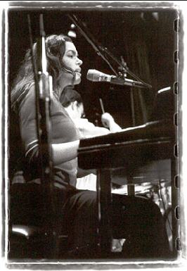 Norah-Jones-palco-2001