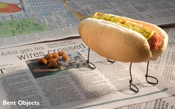 Terry Border escultura com cachorro quente no jornal