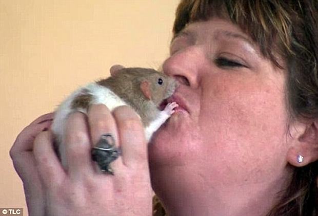 Mulher abandona marido para ficar com ratos
