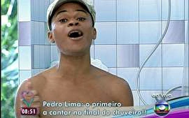 Pedro Lima cantando no chuveiro do The Voice