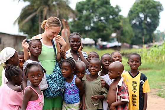 Volunturismo atrai jovens que buscam fazer intercâmbio e ajudar o próximo