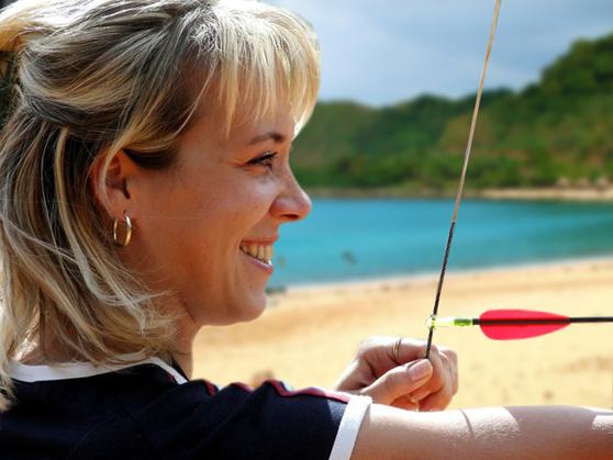 mulher-arqueira-alegre-sorrindo