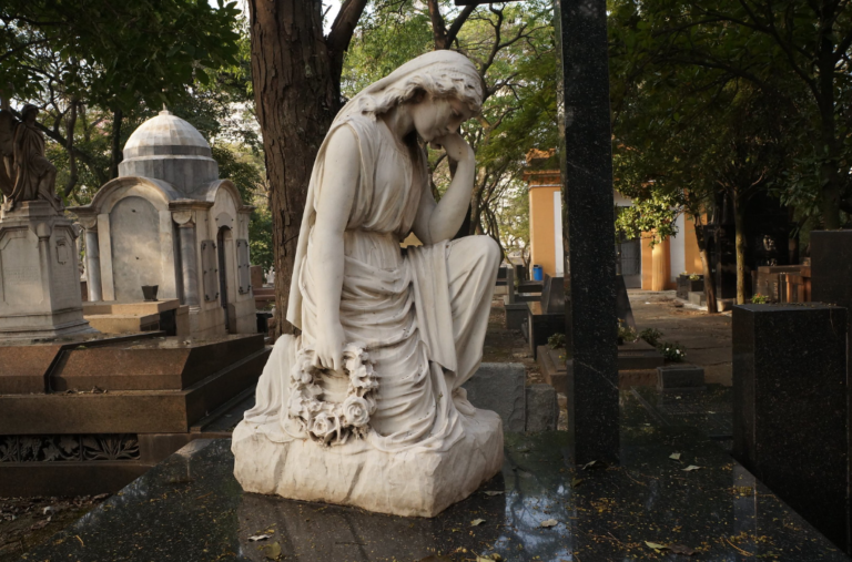 Cemitério em São Paulo atrai turistas e oferece passeios agendados