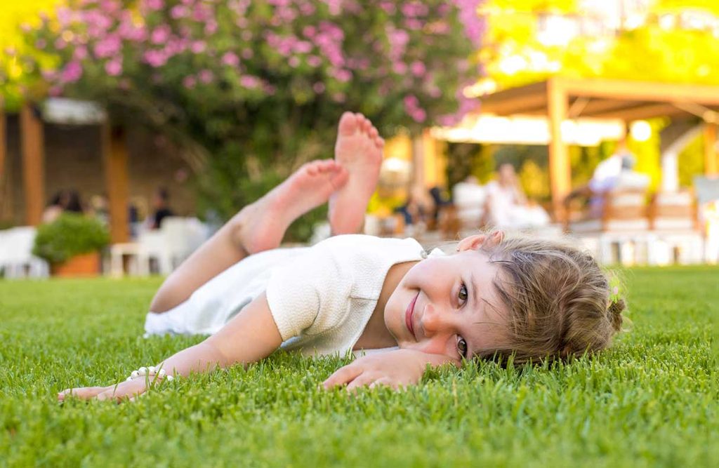 Dia da Árvore: seu filho está brincando o suficiente ao ar livre? Veja como esses momentos contribuem para o desenvolvimento infantil